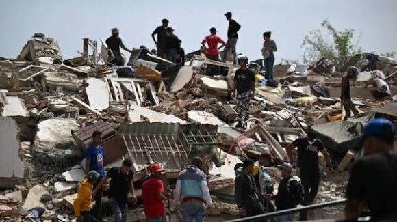 Rescatistas mexicanos siguen buscando supervivientes en Venezuela tras sismos del 24 de junio