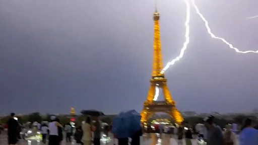 VIDEO: Rayos impactan Torre Eiffel durante tormenta en París