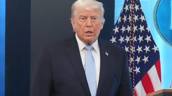 Donald Trump amenaza con bombardear a Irán tras el ataque contra un barco de EU en el puerto egipcio de Damieta