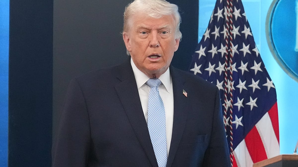 Donald Trump amenaza con bombardear a Irán tras el ataque contra un barco de EU en el puerto egipcio de Damieta