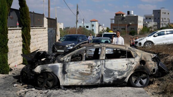 Colonos israelíes atacan aldeas palestinas e incendian mezquitas en Cisjordania