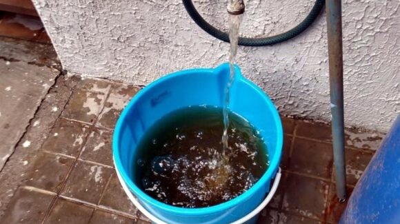 Autoridades de Jalisco investigan el agua turbia y con olor fuerte reportada en Guadalajara