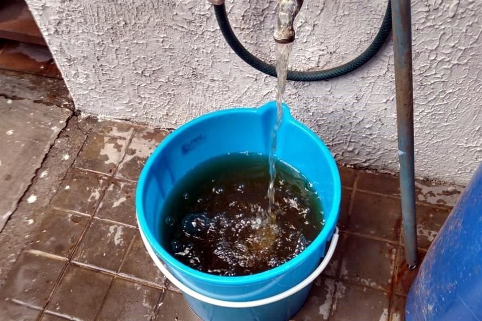 Autoridades de Jalisco investigan el agua turbia y con olor fuerte reportada en Guadalajara