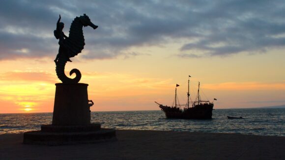 Cofepris te recomienda dónde nadar y qué playas evitar; llama a evitar cinco durante las vacaciones
