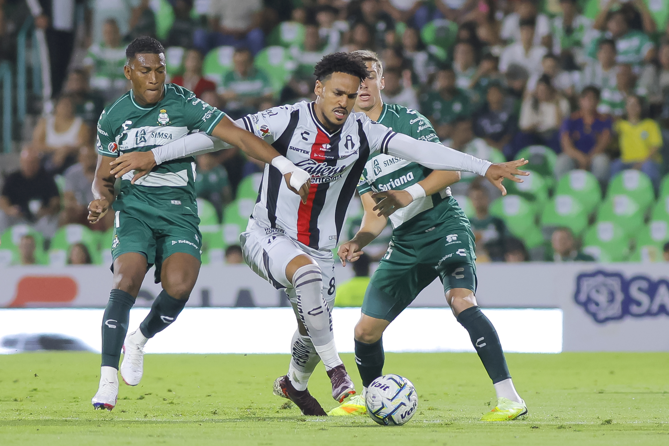 FMF abre investigación por presunto espionaje en partido de Santos vs Atlas en el Apertura 2026