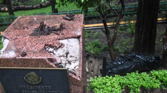 ¿Qué le pasó? Estatua del expresidente Felipe Calderón cumple un año tirada en Los Pinos