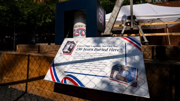 Estados Unidos entierra cápsula del tiempo por el 250 aniversario de Independencia; se abrirá en 2276