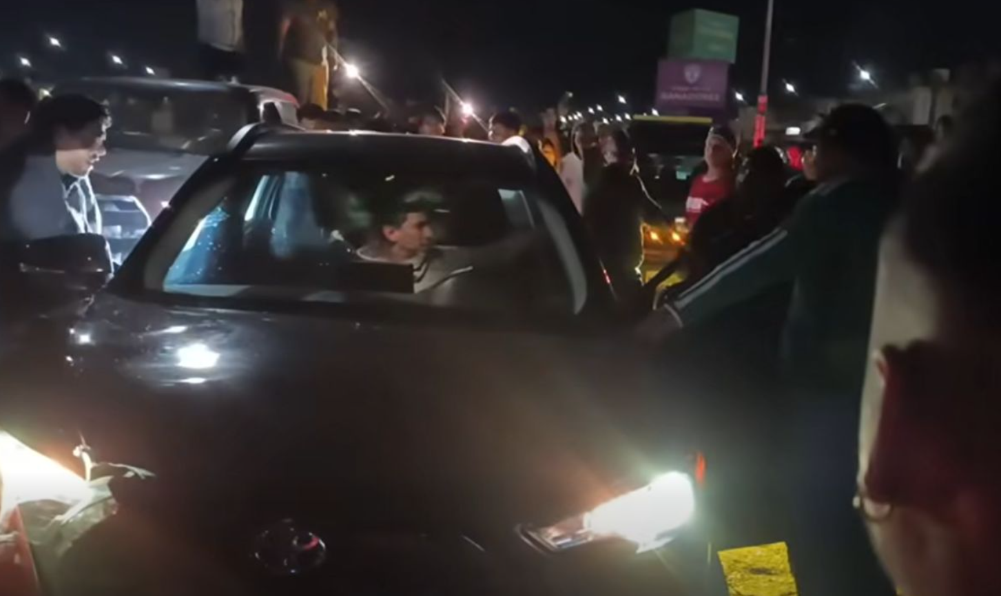 Camioneta arrolla a aficionados durante los festejos del triunfo de la Selección Mexicana en Hidalgo