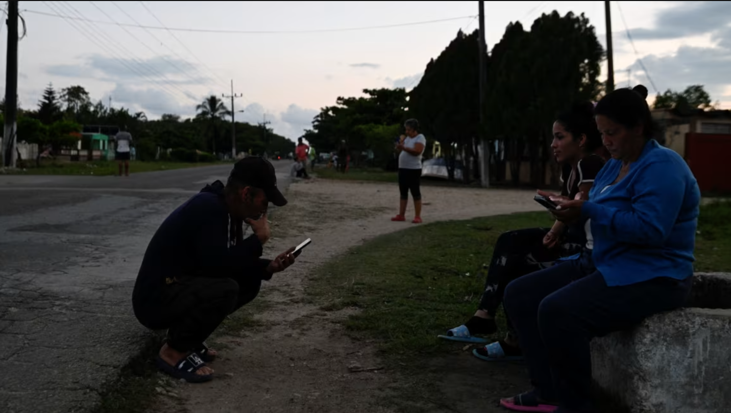 Colapsa la red eléctrica nacional de Cuba y deja sin luz a millones; investiga las causas del apagón