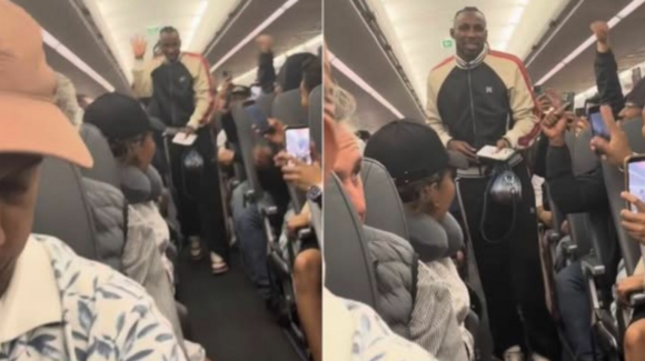 Julián Quiñones recibe ovación en avión tras el Mundial 2026 durante el regreso de la Selección Mexicana