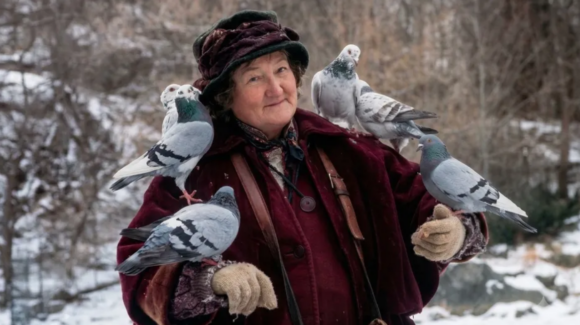 Falleció Brenda Fricker, actriz que interpretó a la “mujer de las palomas” de ‘Mi pobre angelito 2’