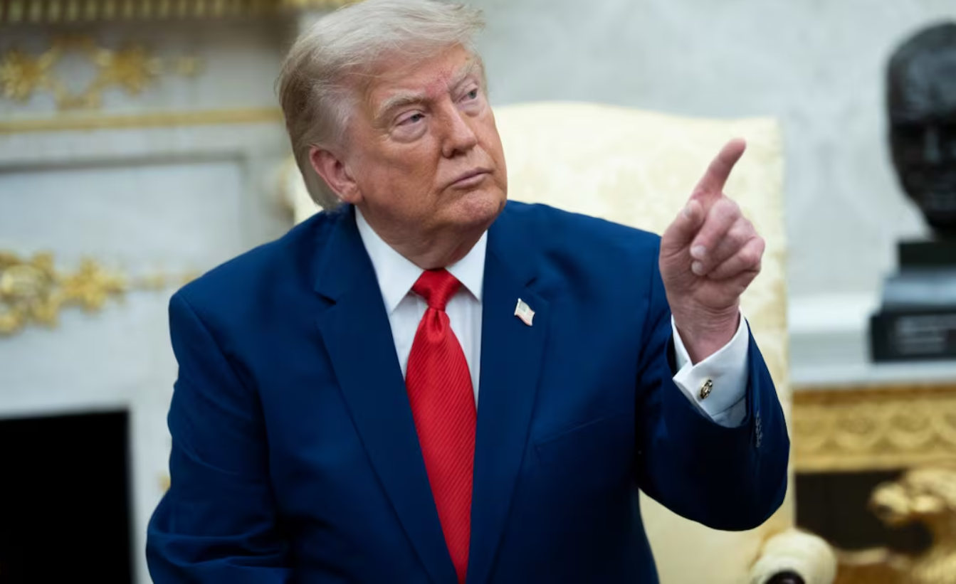 Trump amenaza a Irán con bombardear infraestructura si atacan buques en el Estrecho de Ormuz