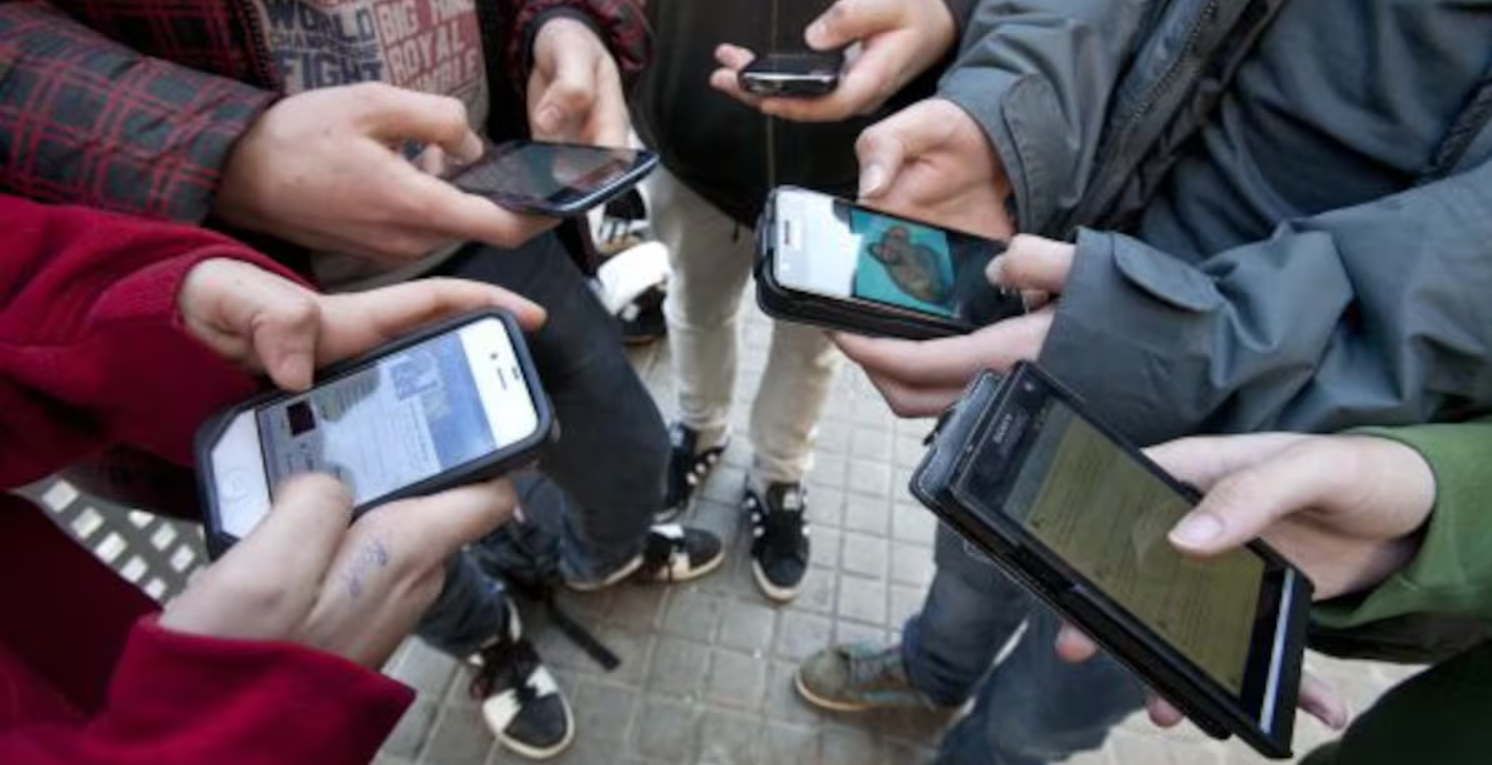Más de 114 países regulan el uso de redes sociales para menores de edad, señala Unesco
