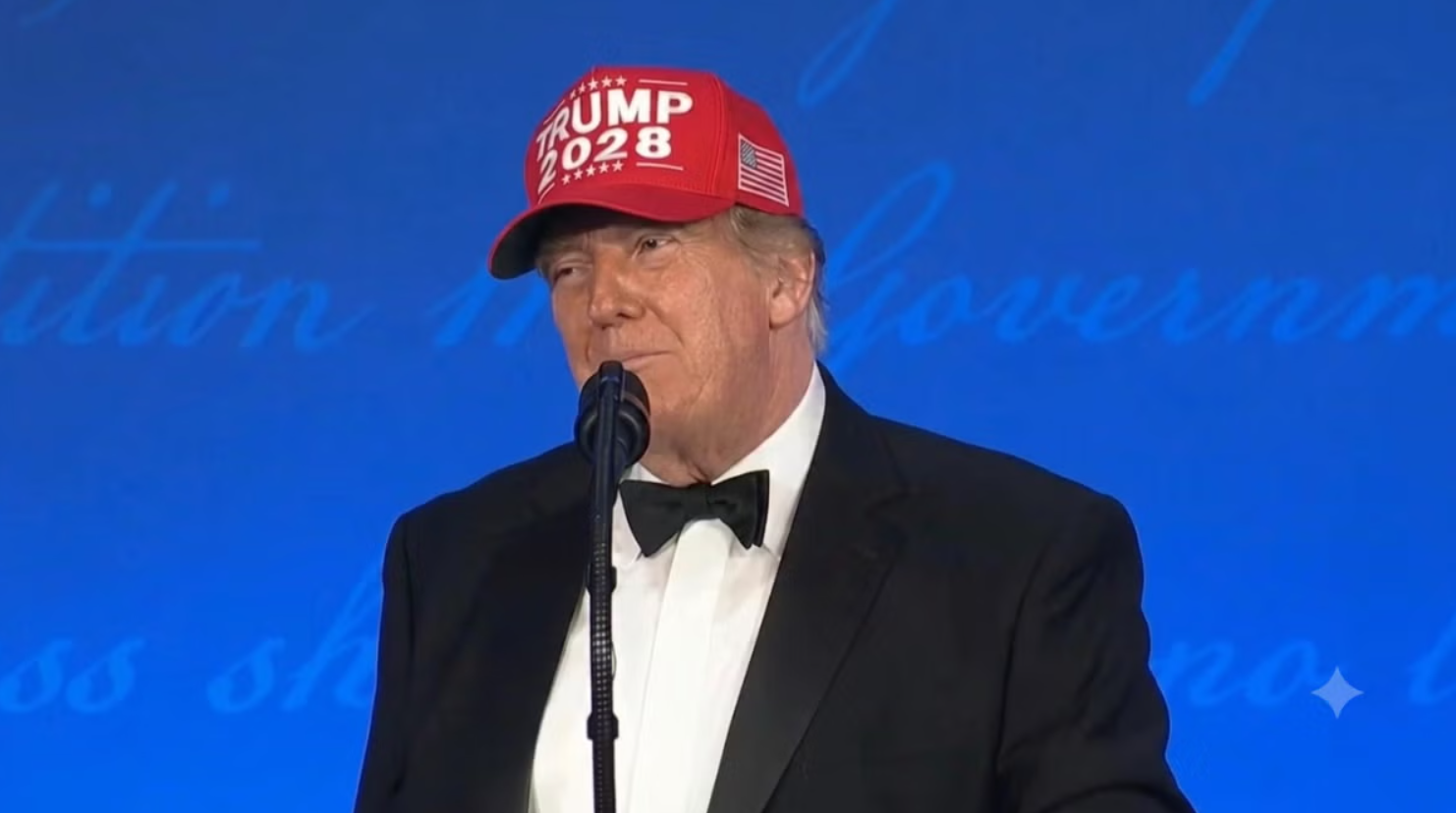 Donald Trump bromea con buscar la presidencia en 2028 durante la Cena de Corresponsales