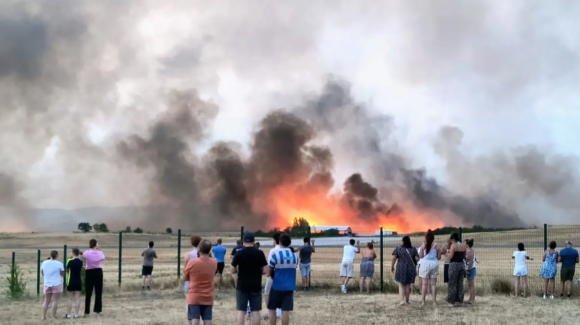 Incendios en España y Francia arrasan más de 25 mil hectáreas y obligan a miles de evacuaciones