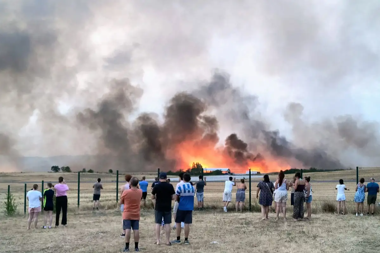 Incendios en España y Francia arrasan más de 25 mil hectáreas y obligan a miles de evacuaciones