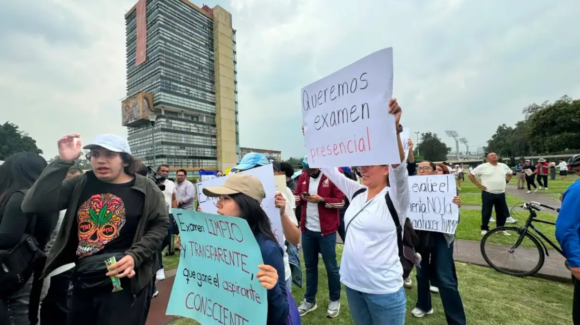 Aspirantes de la UNAM marchan para exigir examen presencial; denuncian presunta venta de respuestas del examen de admisión