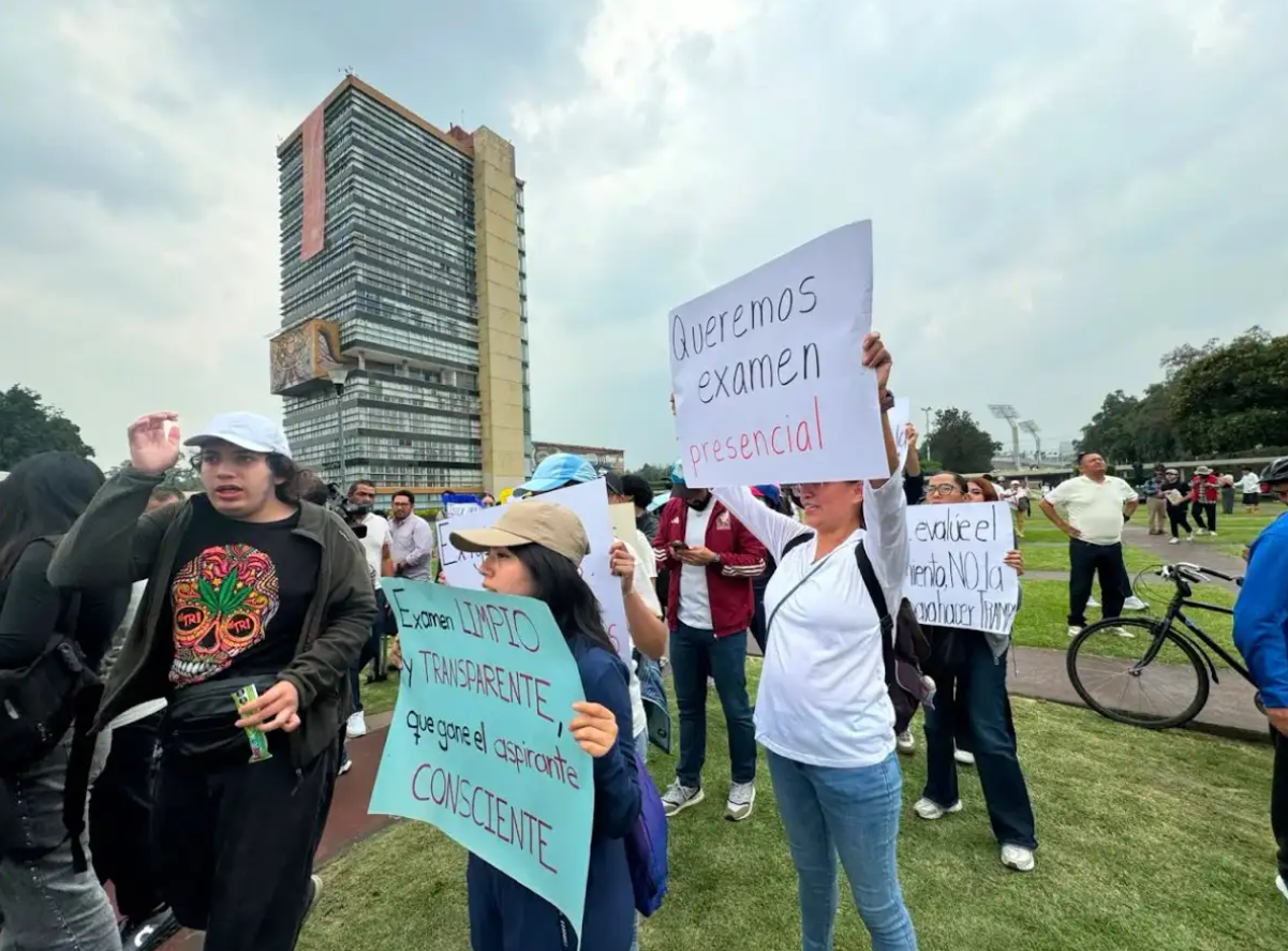 Aspirantes de la UNAM marchan para exigir examen presencial; denuncian presunta venta de respuestas del examen de admisión