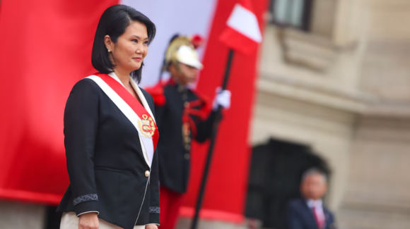 Keiko Fujimori recibe bastón de mando como jefa suprema de las Fuerzas Armadas de Perú