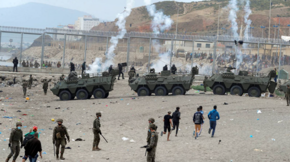 España despliega al Ejército en Ceuta por llegada masiva de migrantes desde Marruecos