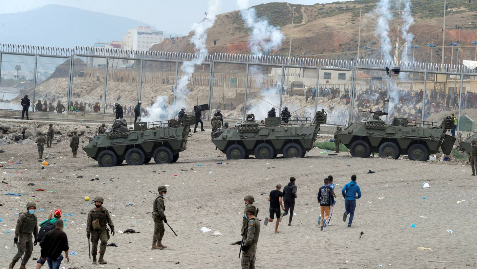 España despliega al Ejército en Ceuta por llegada masiva de migrantes desde Marruecos