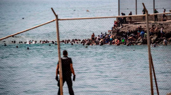 Mueren 34 migrantes al intentar entrar desde Marruecos a Ceuta; España repatria a más de 25 mil personas