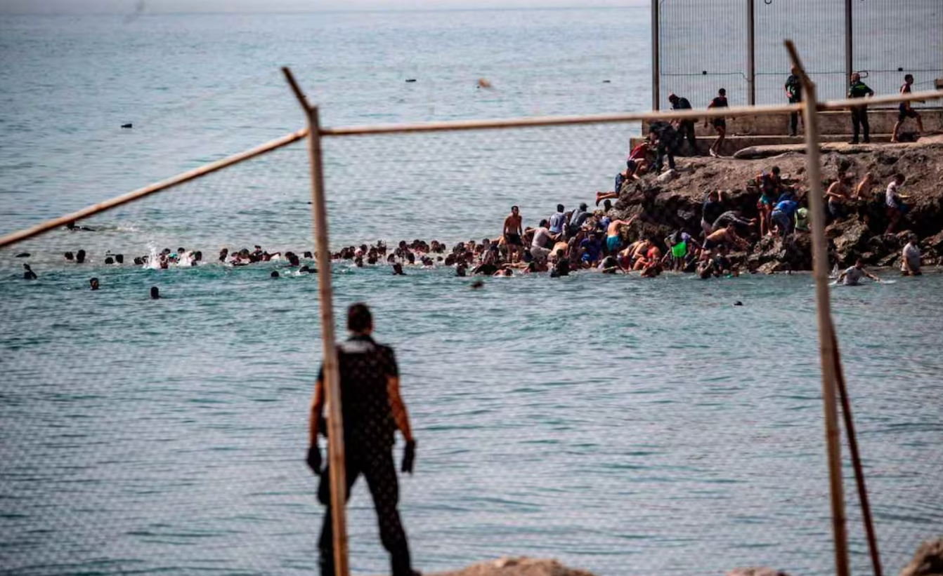 Mueren 34 migrantes al intentar entrar desde Marruecos a Ceuta; España repatria a más de 25 mil personas