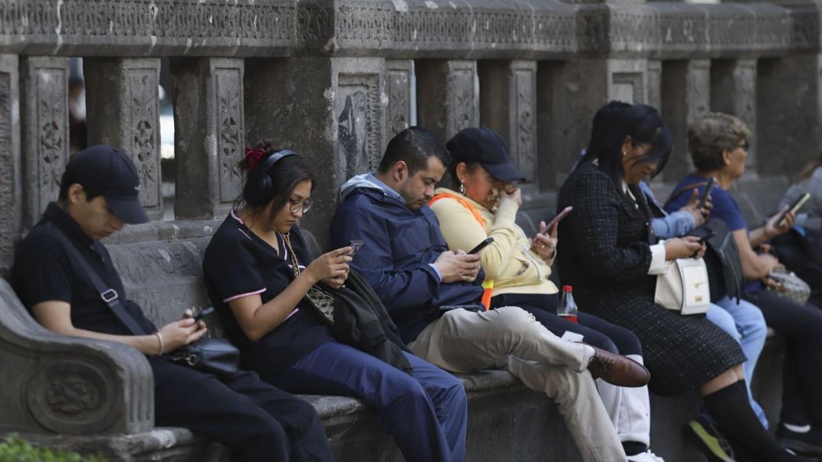 Uso excesivo de celular causa lesiones en manos, advierten médicos