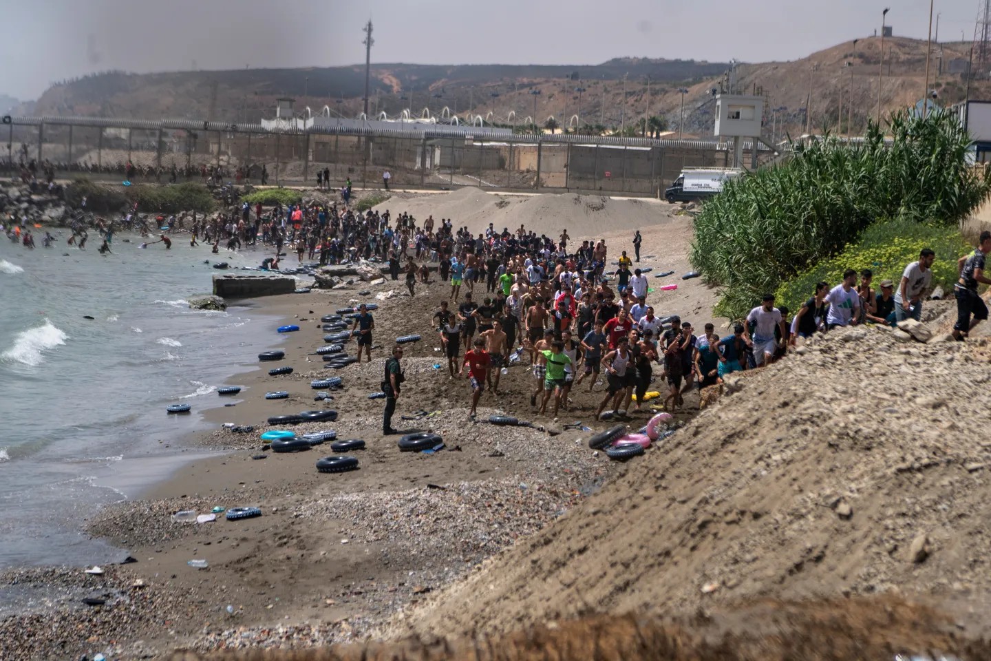Suman 57 muertos en Ceuta, España, tras entrada masiva de migrantes
