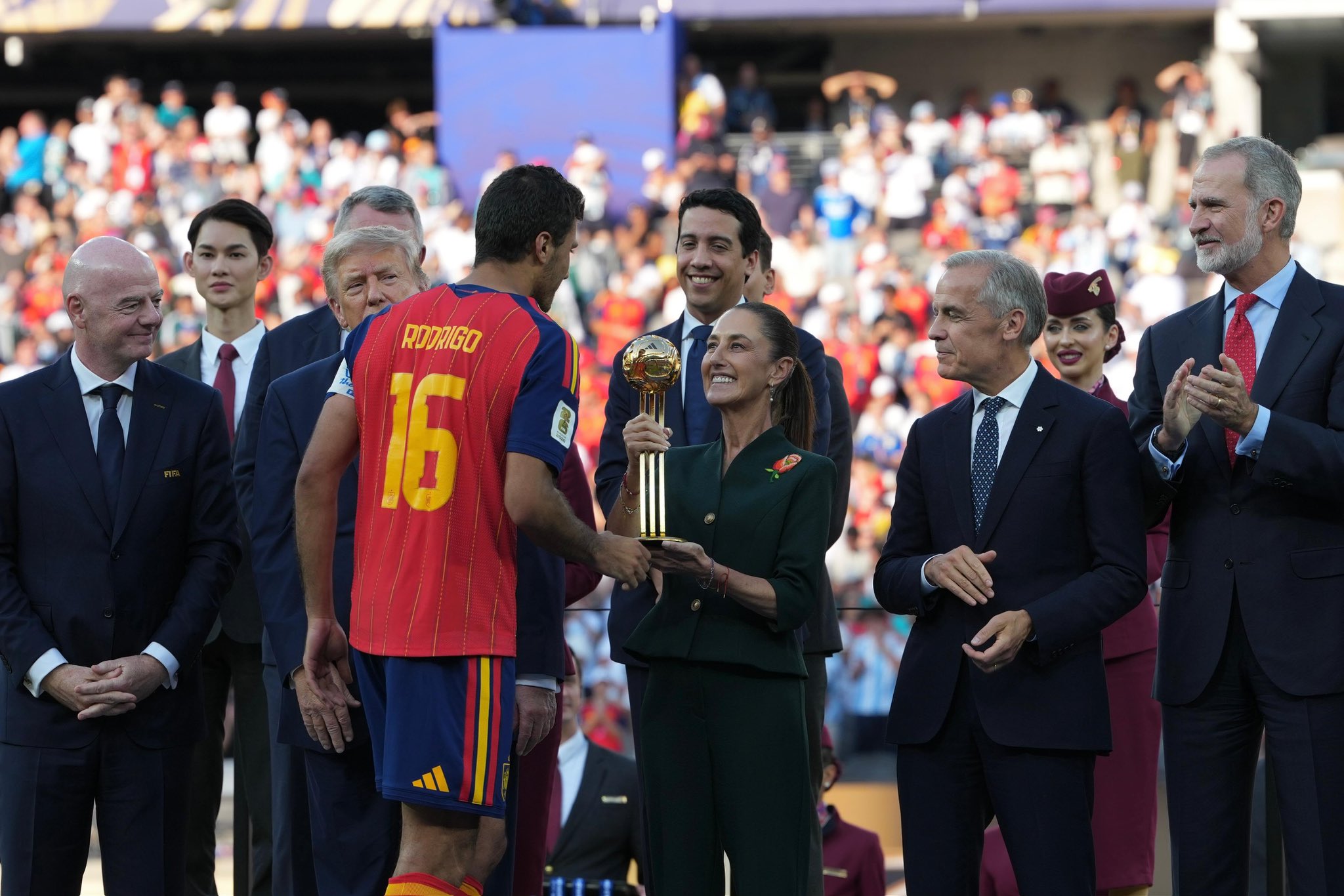 Sheinbaum felicita a España por ganar el Mundial 2026; entrega el trofeo al Balón de Oro