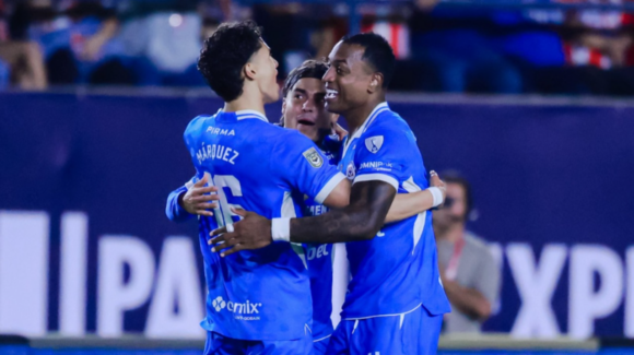 Cruz Azul remonta al Atlético San Luis y arranca con triunfo la defensa del título