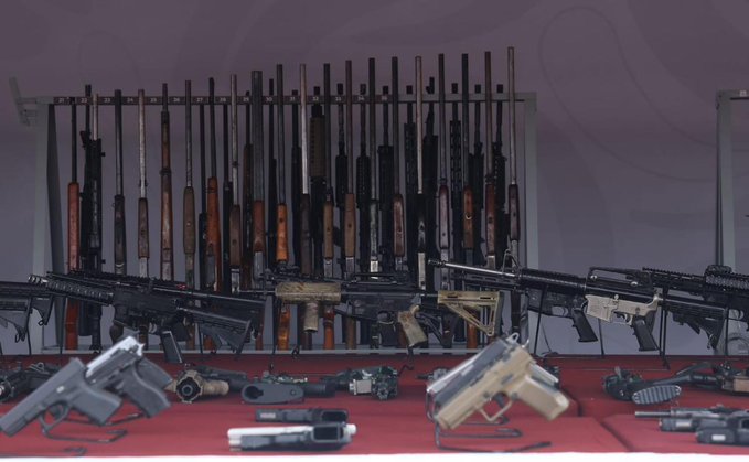 Embajador de Estados Unidos, Ronald Johnson, presume decomiso de 50 mil armas en la frontera