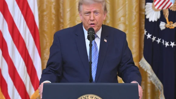 “Todos se están yendo de México y Canadá”: Donald Trump presume llegada de Toyota a Estados Unidos