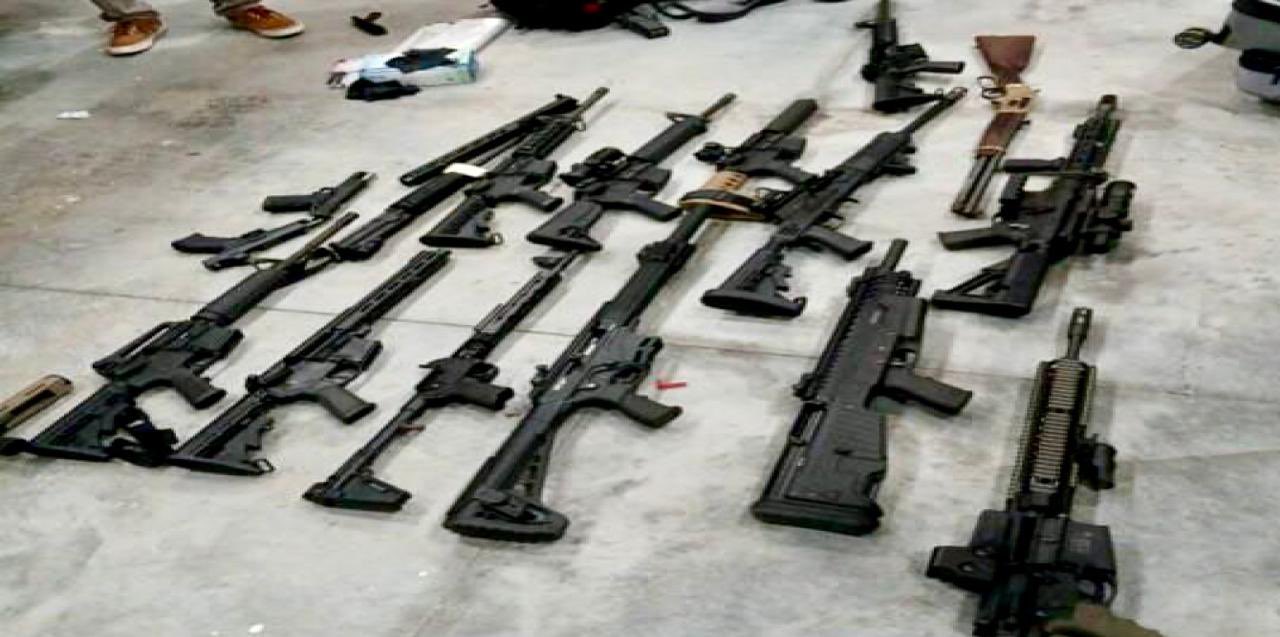 Operación encubierta de EU confisca cargamento con 138 armas destinadas a México