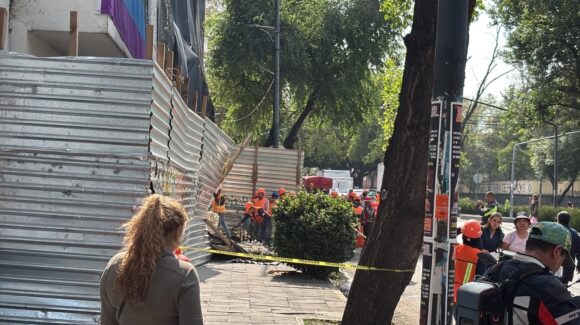 Se desploma parte de la fachada en edificio de la Fiscalía en la CDMX; se reportan tres lesionados