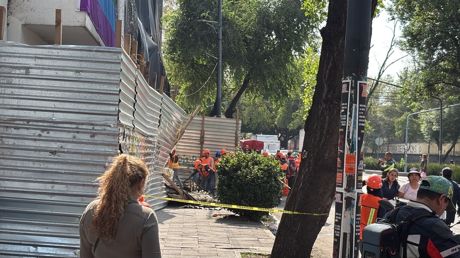 Se desploma parte de la fachada en edificio de la Fiscalía en la CDMX; se reportan tres lesionados
