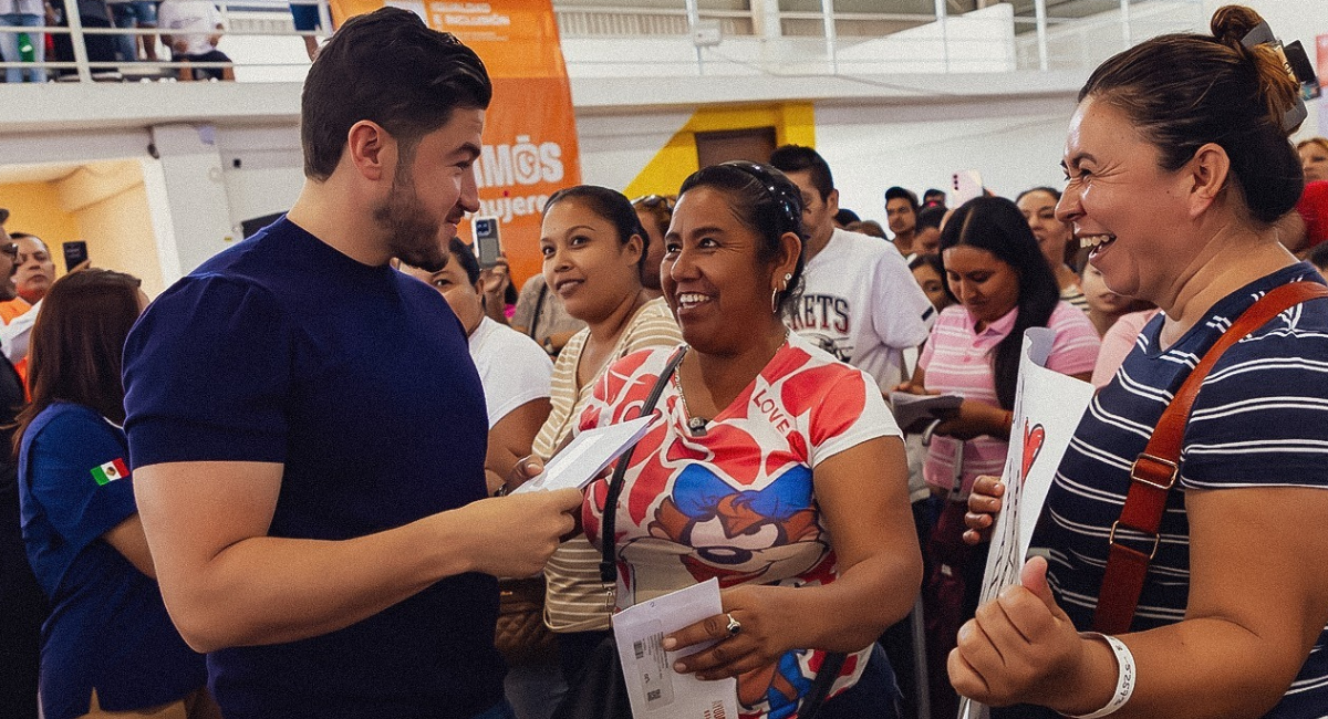 Gobierno de Nuevo León actualiza tarjetas de programas sociales en Escobedo e incluye transporte gratuito para mujeres