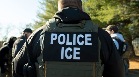 ICE suspende operativos de tránsito tras tiroteos contra migrantes en Maine y Texas