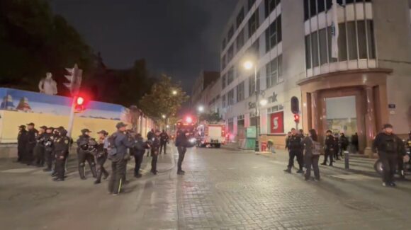 Fuerte incendio en edificio del Centro de la Ciudad de México moviliza a cuerpos de emergencia