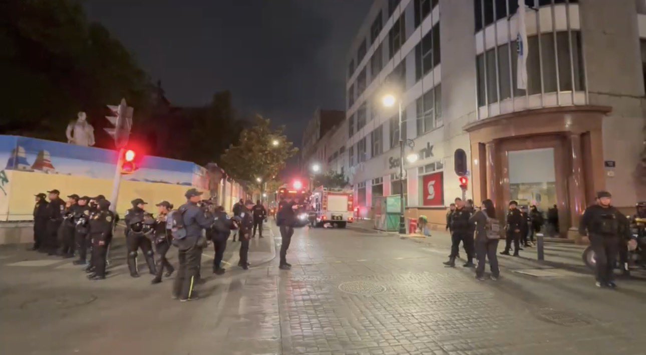 Fuerte incendio en edificio del Centro de la Ciudad de México moviliza a cuerpos de emergencia