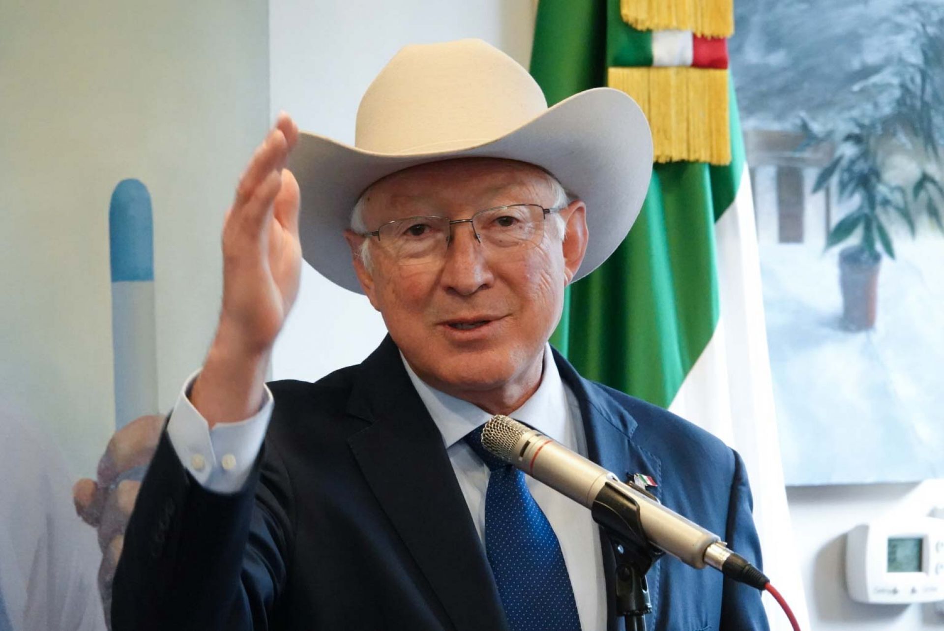 FGR afirma que exembajador estadounidense Ken Salazar goza de inmunidad diplomática en caso Zambada