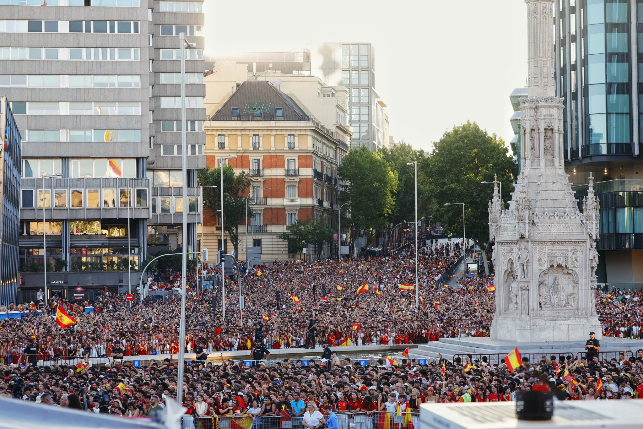 La Selección de España causa revuelo al recorrer las calles llenas de Madrid tras ganar la Copa del Mundo