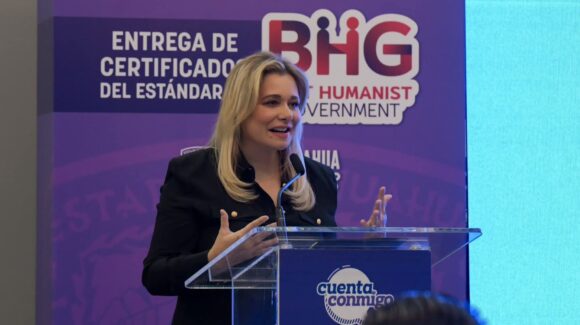 Gobernadora de Chihuahua, Maru Campos, se molesta con asesora durante conferencia