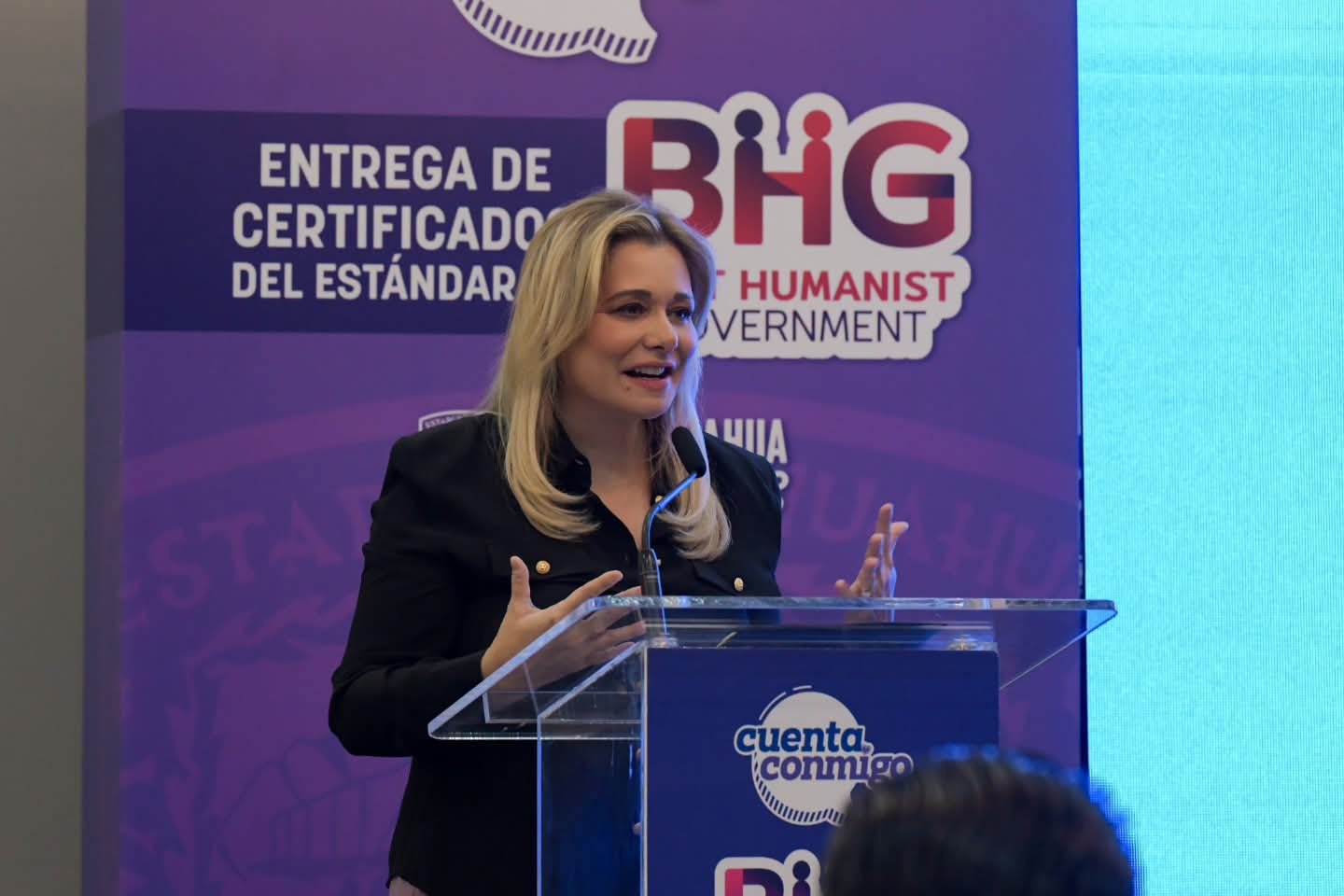 Gobernadora de Chihuahua, Maru Campos, se molesta con asesora durante conferencia