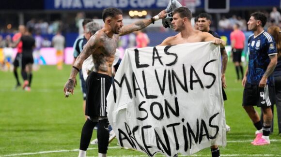 Mundial 2026: Posible sanción para Argentina por manta de las Malvinas