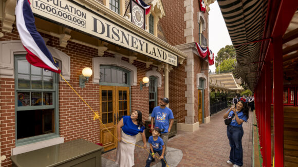Niño mexicoamericano de 8 años es visitante mil millones en Disneyland
