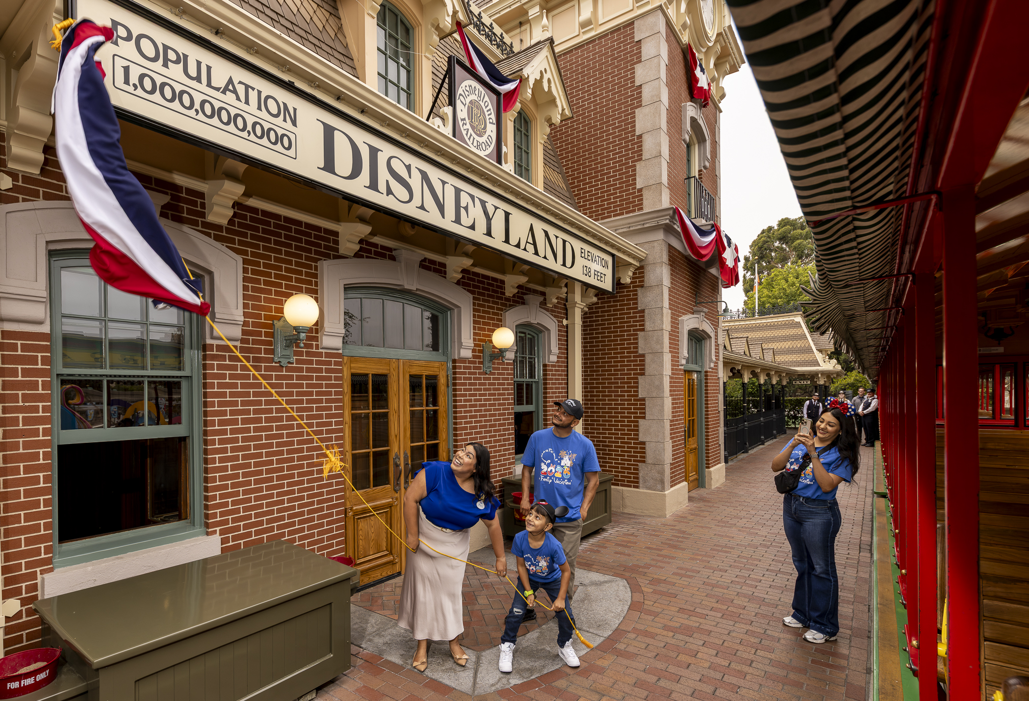Niño mexicoamericano de 8 años es visitante mil millones en Disneyland
