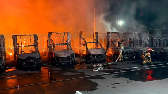PepsiCo México niega amenazas e intento de extorsión antes del incendio que destruyó casi 50 camionetas en Matamoros, Tamaulipas