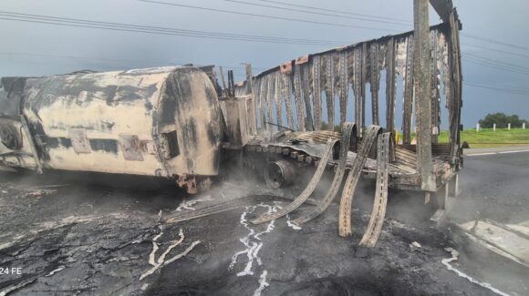Pipa cargada de combustible vuelca y explota en la carretera México-Veracruz
