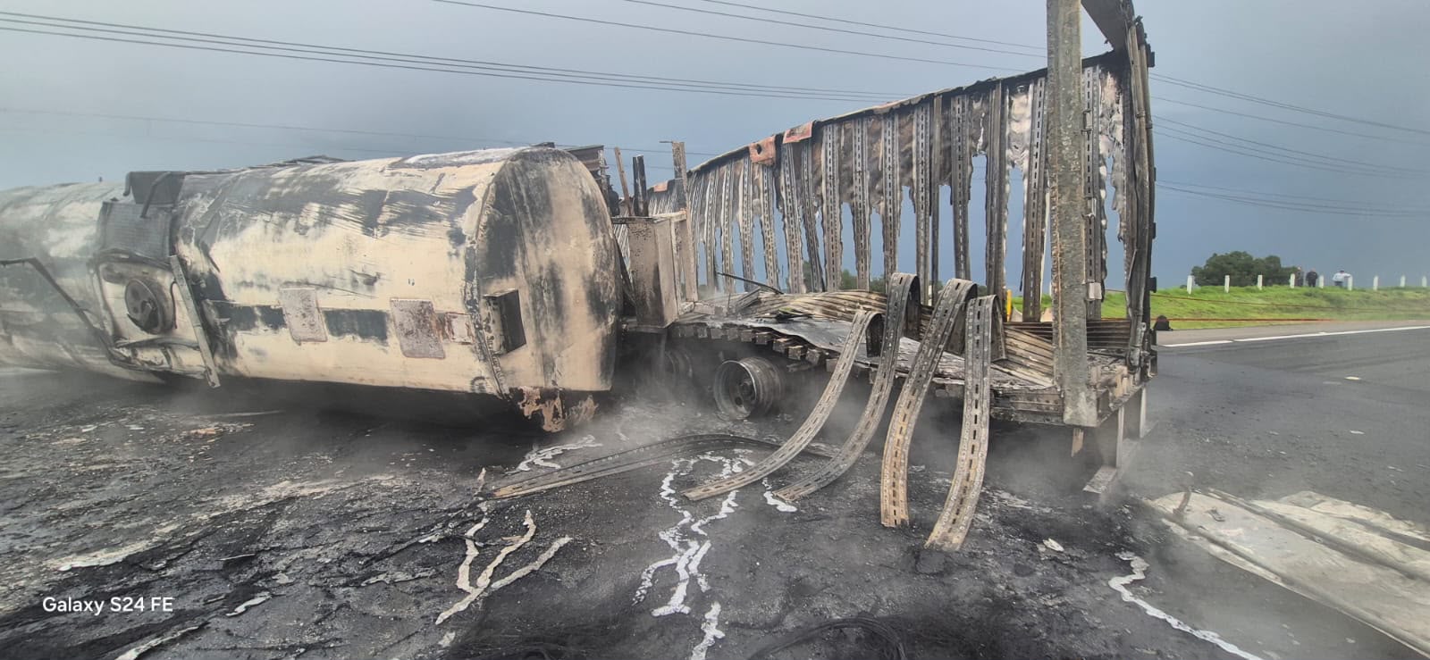 Pipa cargada de combustible vuelca y explota en la carretera México-Veracruz.
